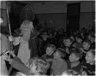 1053-3 De Sint bezoekt de kinderen in het jeugdhuis 'Piet Hein' aan de Voorhaven 57.