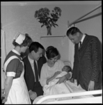 10538 Ouders en verzorgenden rond de 1000e baby in het jaar 1967 in kraamkliniek Putseplein.