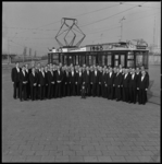 10542 Het RET Mannenkoor poseert voor een Allan-tram bij het Feyenoord Stadion in verband met hun 50-jarig jubileum.