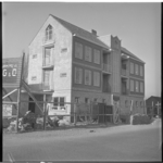 1055 Exterieur van politiepost en woonhuizen in Overschie aan de Burgemeester Baumannlaan 190 hoek Hoornweg.