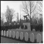 1063 Grafstenen op de voorgrond en kranslegging door het Korps Mariniers tijdens herdenkingssamenkomst op de ...