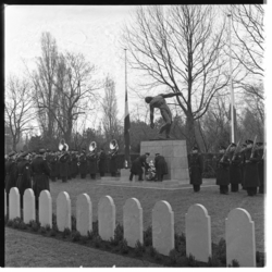 1063 Grafstenen op de voorgrond en kranslegging door het Korps Mariniers tijdens herdenkingssamenkomst op de ...