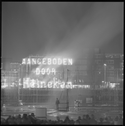 10636-3 Vuurwerk met tekst van Heineken, ter gelegenheid van de opening van de metro.