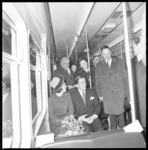 10639-1 Prinses Beatrix en prins Claus zitten in een metrorijtuig; naast hen (rechts) RET-directeur C.G. van Leeuwen; ...