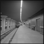 10641-1 Overzicht met metrorijtuig en instappende passagiers in station Stadhuis.