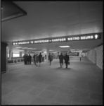 10643-1 Wandelende mensen lopen in metrostation Beurs onder een lichtbalk met verwijzing naar kantoor Spaarbank.