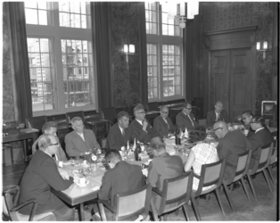 10722 Overzicht bijeenkomst in het stadhuis van het college van Burgemeester en Wethouders van Rotterdam met leden van ...