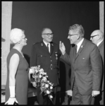 10728-1 Burgemeester W. Thomassen (2e van rechts) bezoekt de jubileumreceptie van president-hoofdman J.J. Oster jr. (in ...
