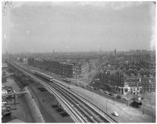 10752 Overzicht van de Afrikaanderwijk en metrobaan ter hoogte van de Maashaven-Oostzijde, richting Paul Krügerstraat.
