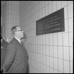 10770 Wethouder J. Reehorst leest in de noordelijke hal van de Maastunnel een plaquette met een kwatrijn van dichter ...