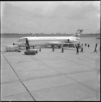 10811 KLM DC-9 op platform van luchthaven Rotterdam terwijl passagiers het vliegtuig verlaten.