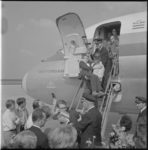 10824 Drukte op de vliegtuigtrap van de DC-9 bij de terugkeer op luchthaven Rotterdam van een groep gehandicapten uit Parijs.