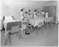 10859-3 Oefenruimte met verpleegkundigen, patiëntpoppen en drie bedden.