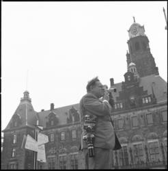 10869 Fotograaf Ary Groeneveld aan het werk op de Coolsingel tegenover stadhuis.