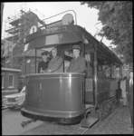 10899-2 Prof. dr. J. Tinbergen als trambestuurder van de historische tramlijn 1; op weg naar café-restaurant Bellevue ...
