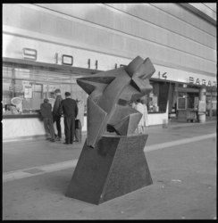 10905 'Het Afscheid', een sculptuur in de hal van het Centraal Station. Op de achtergrond: loketten voor de verkoop van ...