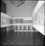 10906 Expositie van in Jeugdland gemaakte kindertekeningen, in het Historisch Museum.