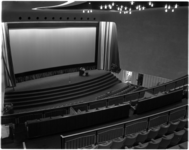 1091-3 Hoog overzicht, achteruit de zaal richting podium en bioscoopscherm, van het nieuwe Scala-theater aan de Westblaak.