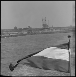 10922 Wapperende vlag van een schip bij ingang Nieuwe Waterweg, ter hoogte van Noorderhoofd en de semafoor aan de ...