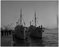 1095 Duitse marineopleidingsschepen 'Trave' en 'Eider' afgemeerd aan de Parkkade voor een tweedaags bezoek aan Rotterdam.