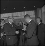 10954 President-hoofdman J.J. Oster jr. (links) reikt in het Rijnhotel onderscheidingen uit tijdens de viering van het ...