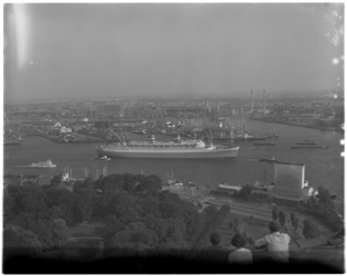 11042 Vanaf de Euromast gezien: op de Nieuwe Maas -richting zee varende- ss. Nieuw Amsterdam, ter hoogte van de Parkkade.
