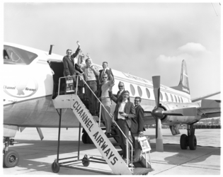 11138 Groep wielrenners op vliegtuigtrap bij een Vickers Viscount van Channel Airways.