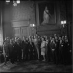 11142-1 Groepsfoto in stadhuis tijdens ontvangst van delegatie uit Nagasaki door burgemeester Thomassen.