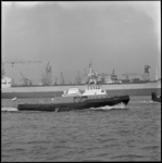 11155 Rivierpolitieboot 'Politie X' vaart in de Rotterdamse haven.