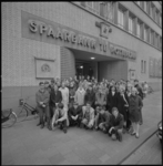 11165 Groepsfoto van kweekschoolleerlingen, poserend voor de ingang van het hoofdkantoor van de Spaarbank aan de Botersloot.