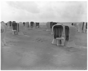 112-2 Strandstoelen op het strand van Hoek van Holland.