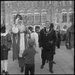 11204 Sint-Nicolaas op Stadhuisplein met burgemeester W. Thomassen, Zwarte Piet en een jonge bewonderaar..