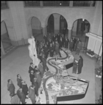 11232-1 De hal van het stadhuis tijdens de opening van de tentoonstelling 'Duisburg groet Rotterdam' met onder andere ...