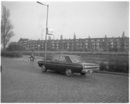 11254 Reclamebord van Chrysler aan lichtmast op de hoofdrijbaan van de Doklaan, met richtingaanduiding voor Rotterdam ...