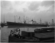1126 Het 22.000ste schip van dit jaar in Rotterdam; het Franse vrachtschip 'Les Glieres', in de Maashaven.