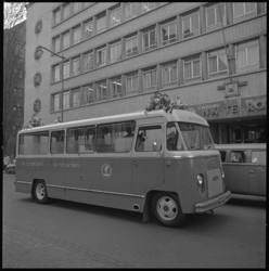 11265-1 Een bus als rijdend kantoor voor Spaarbank-klanten staat voor de ingang van de hoofdvestiging aan de Botersloot.