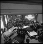 11284 Overzicht Grote Zaal in Hilton hotel, gevuld met mensen en Chrysler-auto's, tijdens persdag.