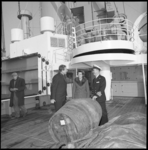11305 Gezagvoerder en twee andere mensen staan op het dek van een schip bij een sherryvat.