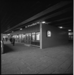 11306 Exterieur van wijkkantoor van de Spaarbank te Rotterdam in het metrostation Zuidplein, op de begane grond.
