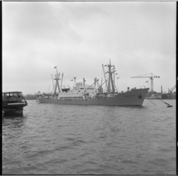1133 Israëlisch schip 'Kedna' als 25.000e schip in 1957 in Rotterdam, afgemeerd op stroom in de Waalhaven.