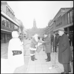 11330 Een kerstman en een sneeuwman nemen geschenken in ontvangst, bestemd voor het geestelijk ernstig gehandicapte kind.