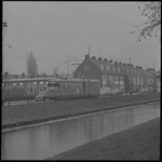 11385-2 Tramrijtuig 608 van lijn 5 rijdt in de wijk Schiebroek langs de Meidoornsingel, hoek Spinbollaan.