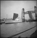 11443 Trailer-veerschip 'Duke of Holland' van Norfolk Ferry Service passeert de Hefbrug- en Koninginnebrug richting stad.