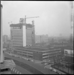 11444 Overzichtsfoto vanuit Groot Handelsgebouw-zijde Weena, van het Bouwcentrum; met vlag op de hoogbouw na bereiken ...