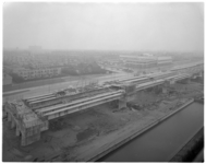 11505 Hoog overzicht van geplaatste betonbalken van het metrostation Slinge, vanuit de Zuiderparkflat aan de ...