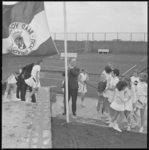 11544 Wethouder R. Langerak hijst de vlag van de Raad voor de Lichamelijke Opvoeding op het tennispark Ruigeplaatbos.