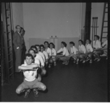 1155 Rij mannen in sporttenue tijdens indoor-training in een school aan de Larikslaan.