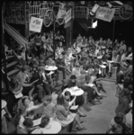 11560 Theaterzaal, in de Mauritsstraat 65, vol kinderen die een voorstelling door Tom Manders (als 'Dorus') bijwonen.