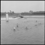 11643-1 Aantal kinderen zwemt in het geopende zwembad De Plompert.
