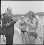 11643-2 Wethouder R. Langerak applaudisseert voor de scholieren die als openingshandeling van het zwembad in het koude ...